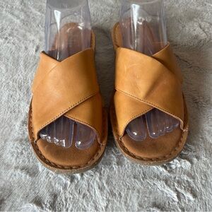 Clark’s Tan Leather Crisscross Slide Sandals comfort collection size 8.5 Women’s
